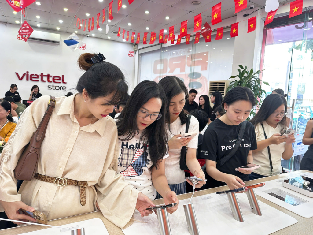 Khách hàng tham khảo các ưu đãi khi mua iPhone mới