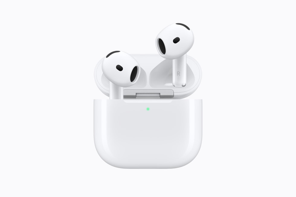 AirPods 5 cùng hộp sạc được đặt trên nền sáng