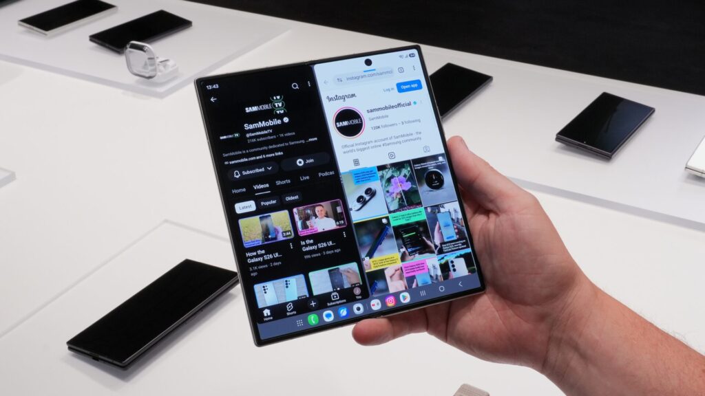 Galaxy Z Fold8 Ultra kết nối với màn hình ngoài qua Samsung DeX