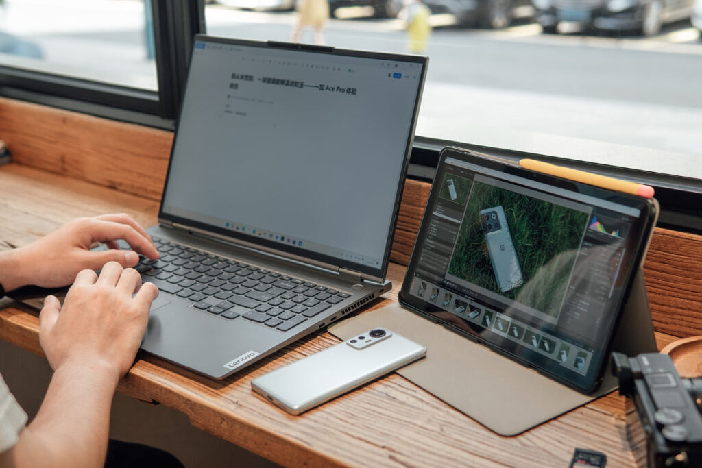 Màn hình di động được đặt cạnh laptop trong một góc làm việc