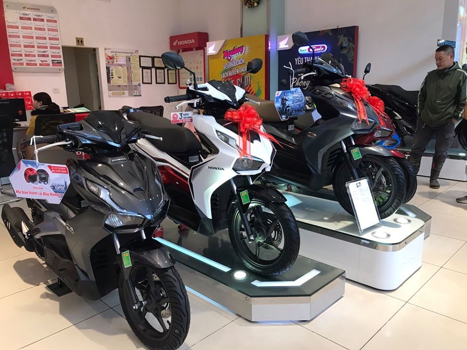 Xe máy Honda côn tay thể thao trưng bày trong showroom