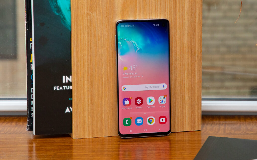 Thiết bị Galaxy cũ được minh họa trong bối cảnh thay đổi hỗ trợ thanh toán