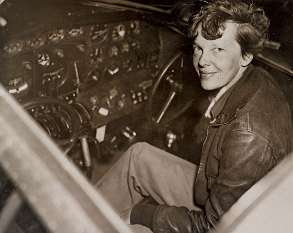 Amelia Earhart bên chiếc máy bay Lockheed Electra