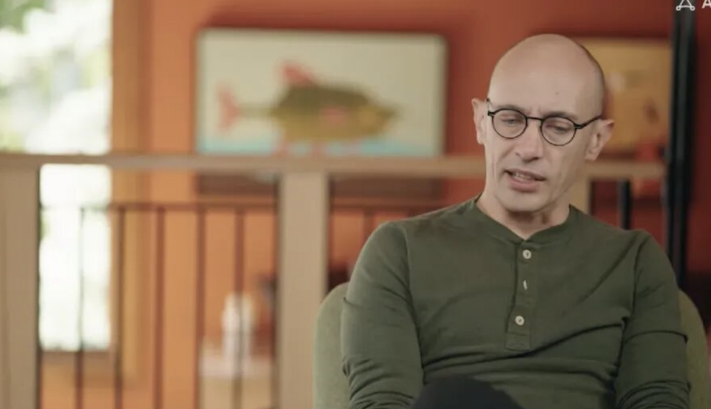 Nhân viên rà soát sản phẩm do AI tạo trước khi bàn giao cho đồng nghiệp