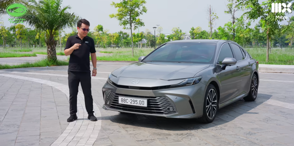 Geely Okavango thực hiện bài thử vận hành trên sa hình