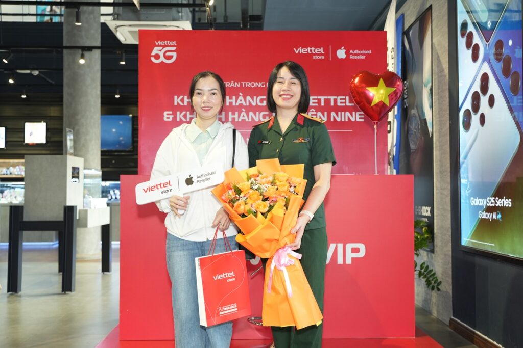 Mẫu iPhone 18 Pro Max màu Đỏ Burgundy cùng phụ kiện