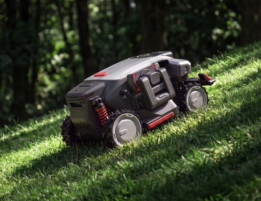Robot cắt cỏ hoạt động trên khu vực sân vườn rộng