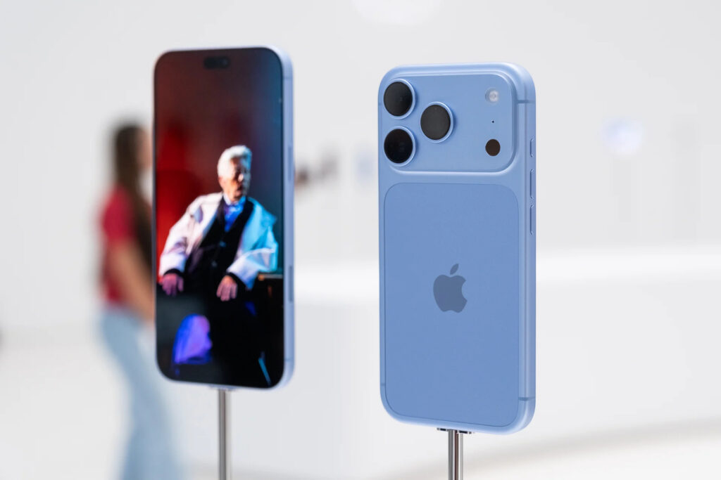 Mặt lưng iPhone 18 Pro Max màu bạc cùng khung máy đồng tông