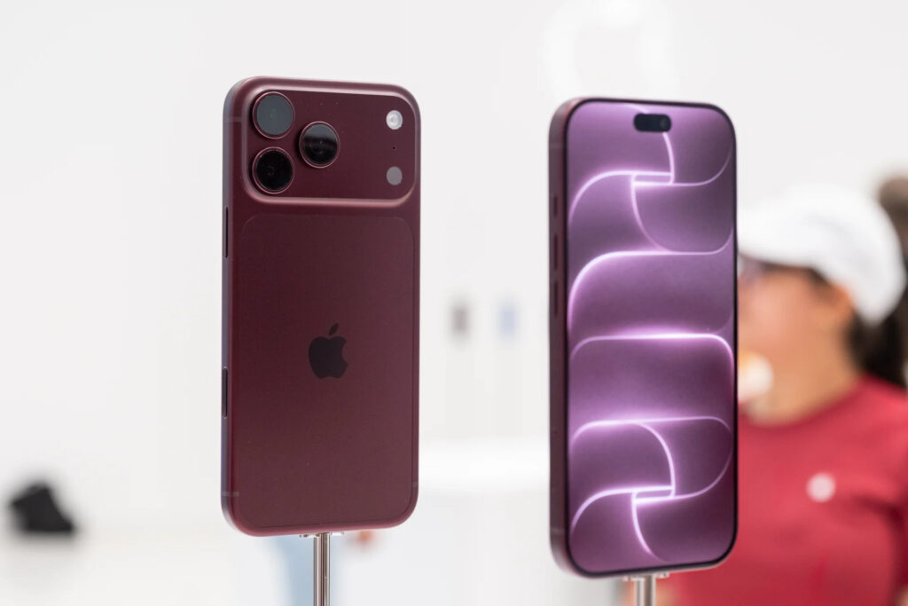 iPhone 18 Pro Max Burgundy hiển thị sắc đỏ đậm trong điều kiện ánh sáng khác nhau