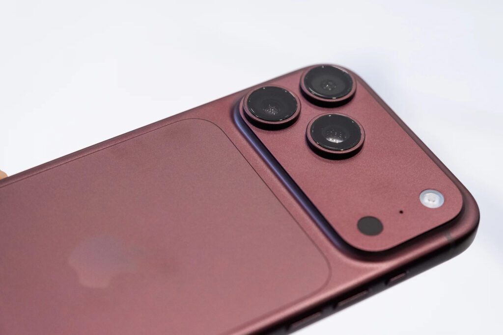 iPhone 18 Pro Max Burgundy nổi bật trong góc chụp cận cảnh