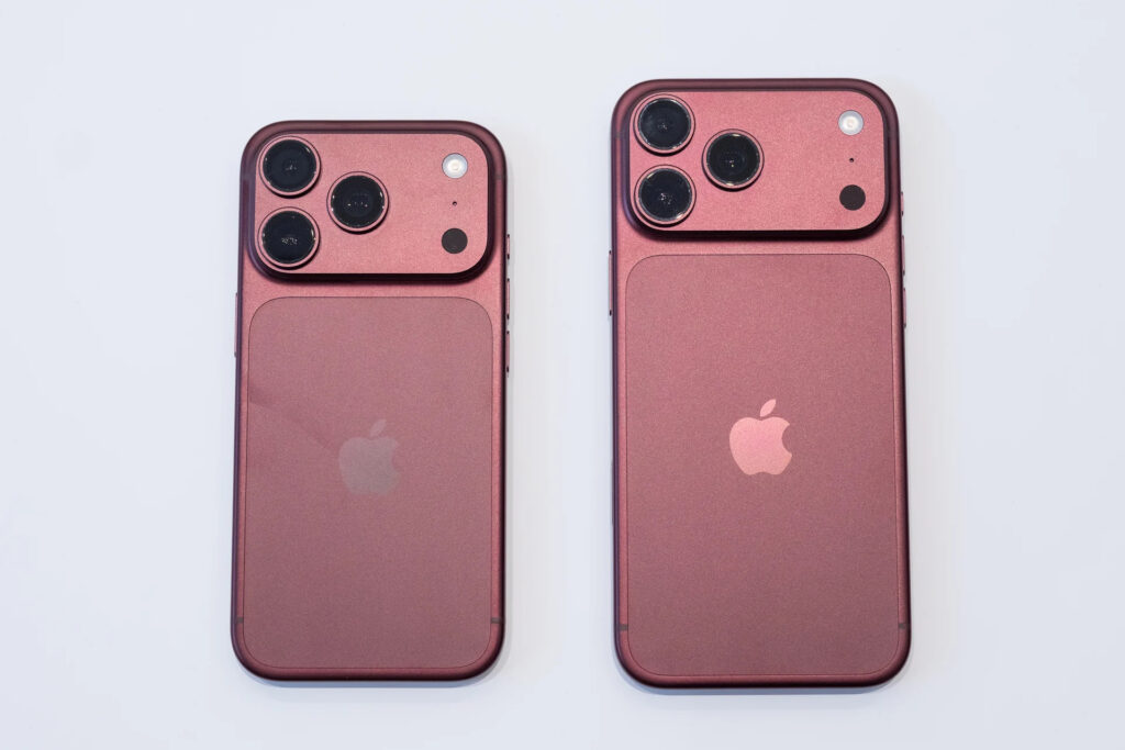 Mặt lưng iPhone 18 Pro với lớp kính mờ màu Burgundy