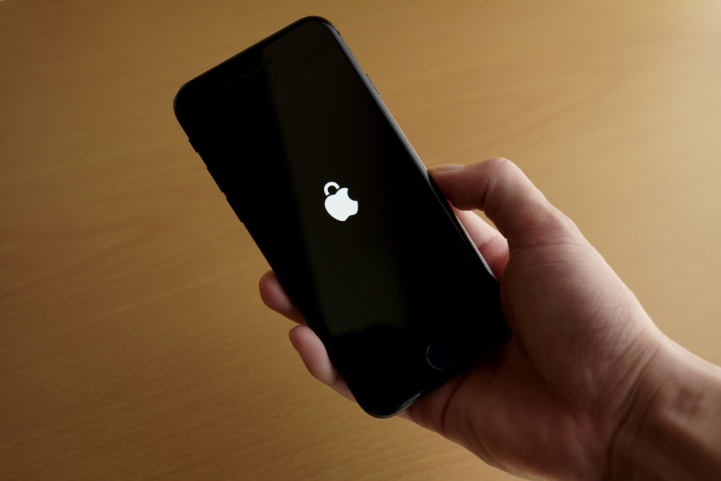 Màn hình iPhone hiển thị bước xác thực Face ID