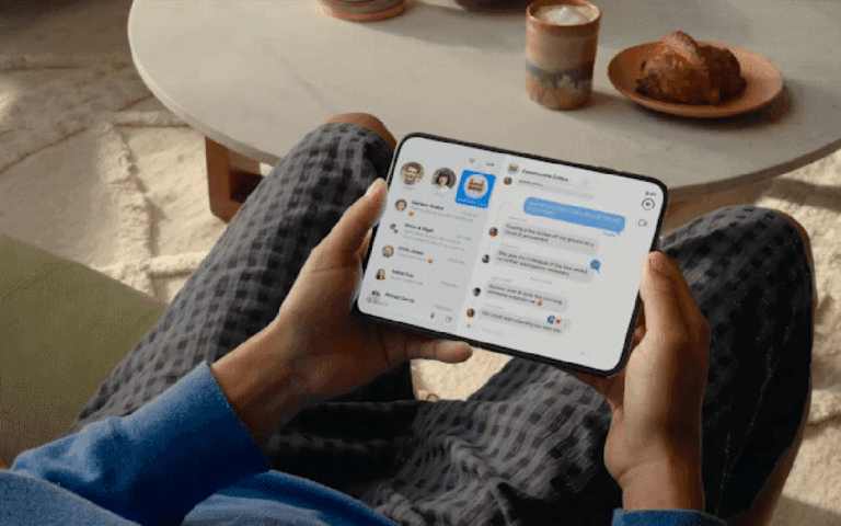 iPhone Duo mở ra với màn hình lớn và thân máy mỏng