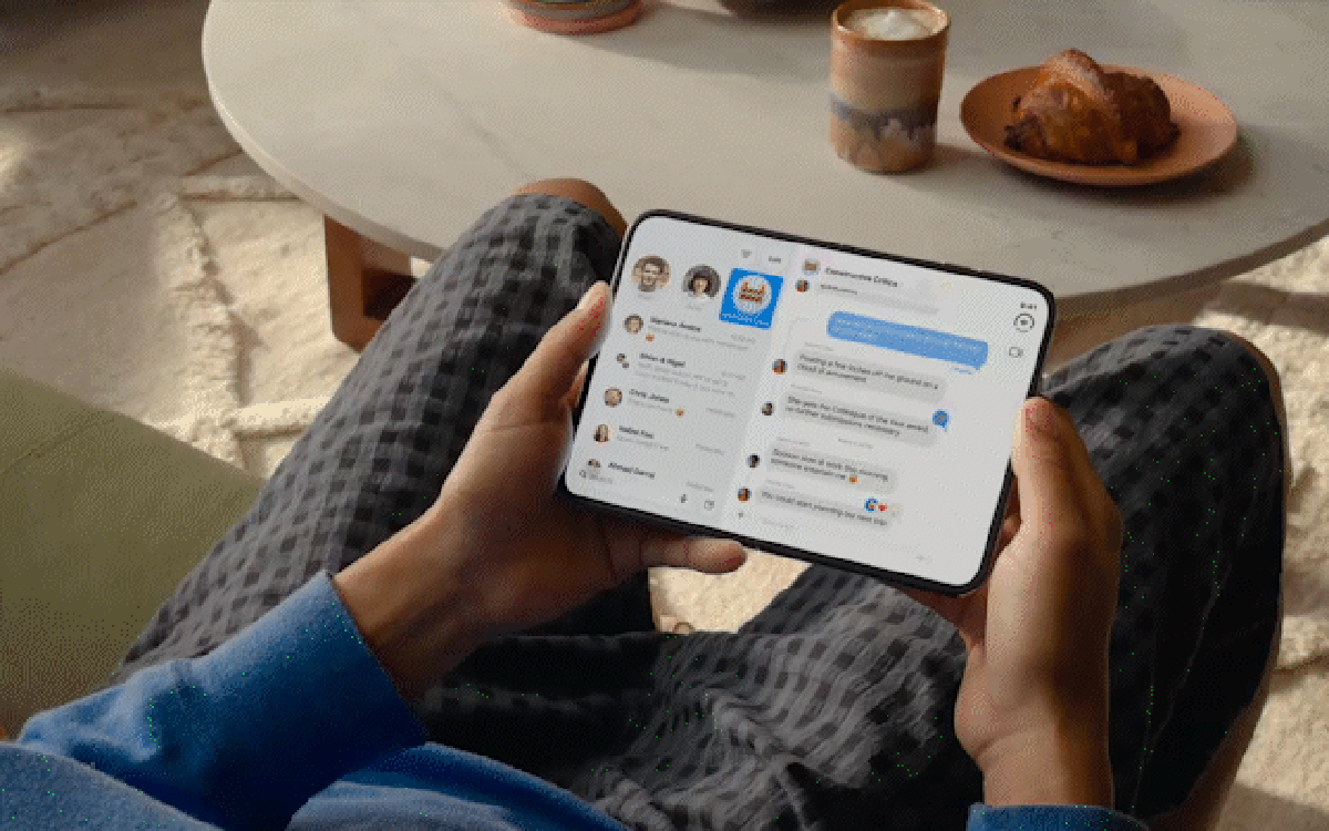 iPhone Duo mở ra với màn hình lớn và thân máy mỏng