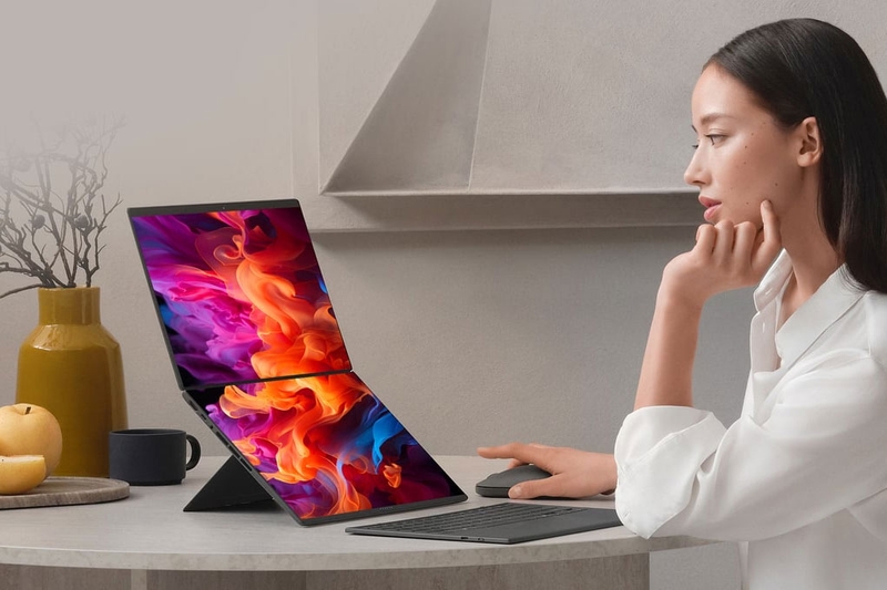 Laptop hiển thị hai cửa sổ làm việc được chia đôi