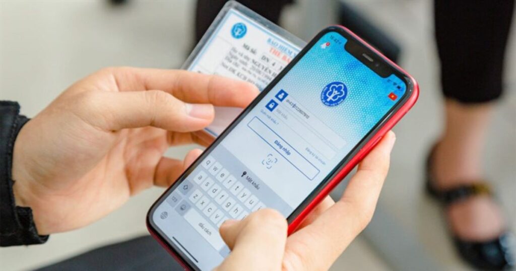 Phụ huynh sử dụng điện thoại để mở ứng dụng VssID