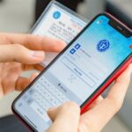 Phụ huynh sử dụng điện thoại để mở ứng dụng VssID