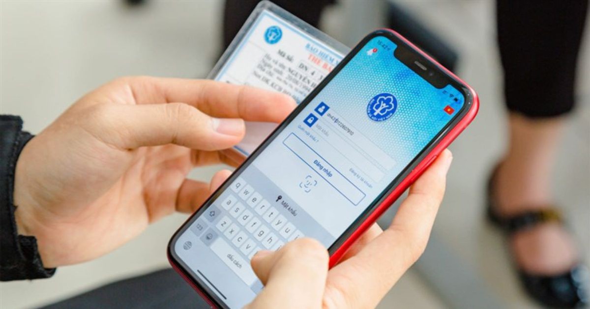 Phụ huynh sử dụng điện thoại để mở ứng dụng VssID