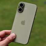 iPhone 17 đặt trên mặt bàn với màn hình đang hiển thị giao diện chính