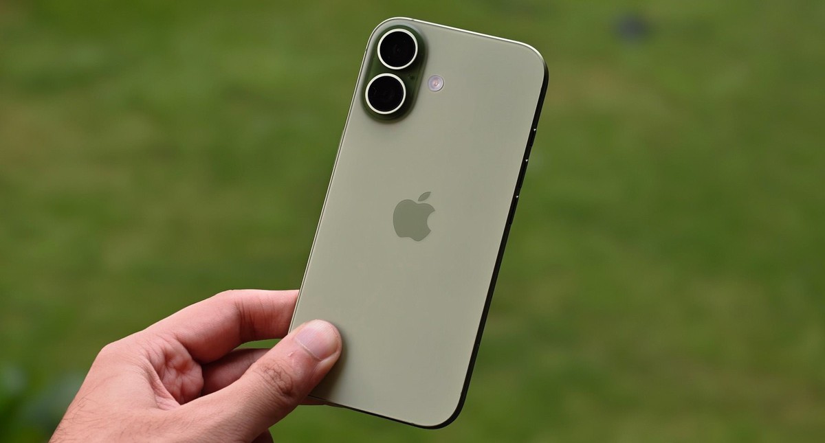 iPhone 17 đặt trên mặt bàn với màn hình đang hiển thị giao diện chính