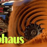 Xe Adventure phủ bùn đất sau khi vượt qua địa hình khắc nghiệt