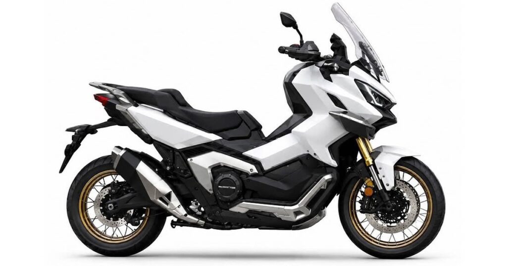 Mẫu scooter crossover QJMotor X-Adventure 900 trong không gian giới thiệu