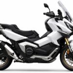 Mẫu scooter crossover QJMotor X-Adventure 900 trong không gian giới thiệu