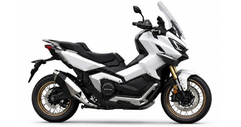 Mẫu scooter crossover QJMotor X-Adventure 900 trong không gian giới thiệu