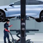 Xưởng dịch vụ ô tô điện với hai khoang sửa chữa đang hoạt động