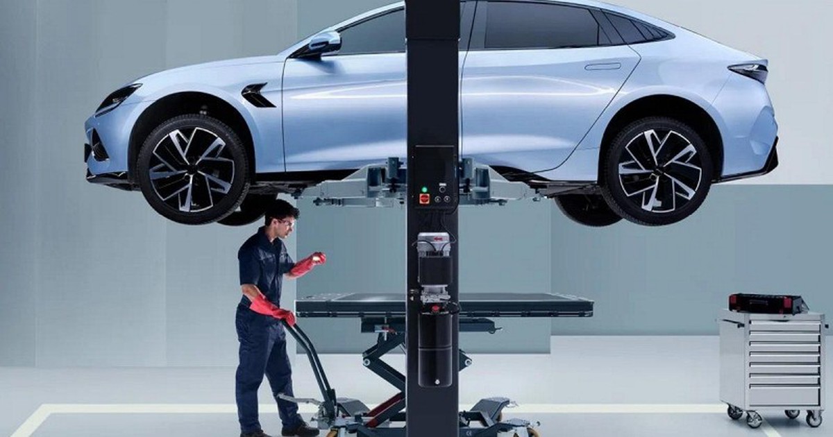 Xưởng dịch vụ ô tô điện với hai khoang sửa chữa đang hoạt động