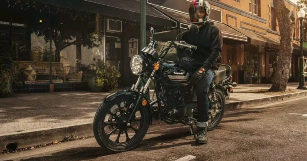 Kawasaki W175 LTD màu xanh đỗ trong không gian ngoài trời