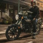 Kawasaki W175 LTD màu xanh đỗ trong không gian ngoài trời