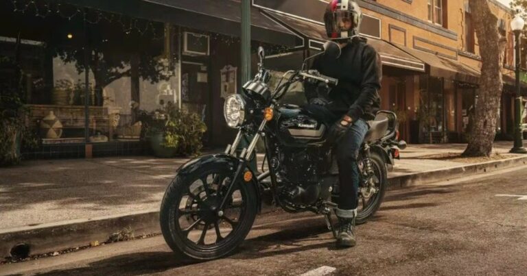 Kawasaki W175 LTD màu xanh đỗ trong không gian ngoài trời