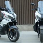 Cyclone RT250 được chụp ở góc nghiêng, làm nổi bật thiết kế thân xe
