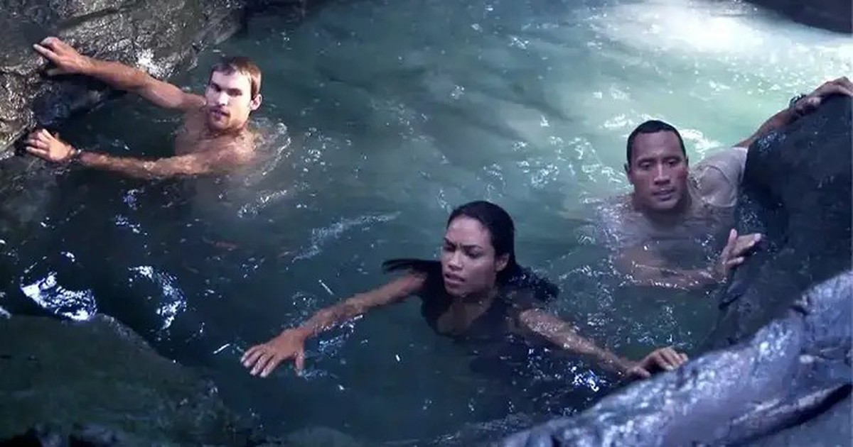 Cảnh nhân vật đứng bên vách đá nhìn xuống vùng nước bên dưới