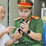 Người dùng kiểm tra thông tin tài khoản VNeID trên điện thoại