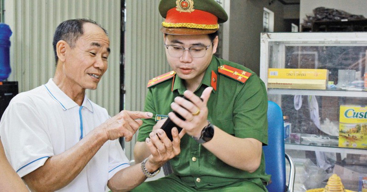 Người dùng kiểm tra thông tin tài khoản VNeID trên điện thoại