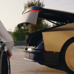 Tesla Cybercab màu vàng kim xuất hiện trên đường phố Austin