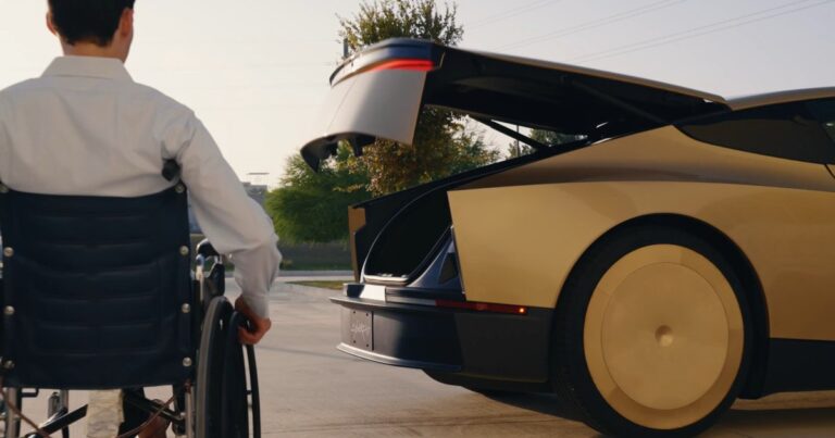 Tesla Cybercab màu vàng kim xuất hiện trên đường phố Austin