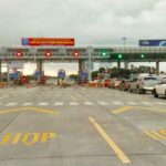 Xe ô tô di chuyển trên tuyến đường cao tốc