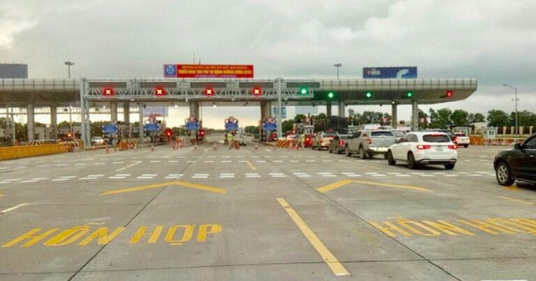 Xe ô tô di chuyển trên tuyến đường cao tốc