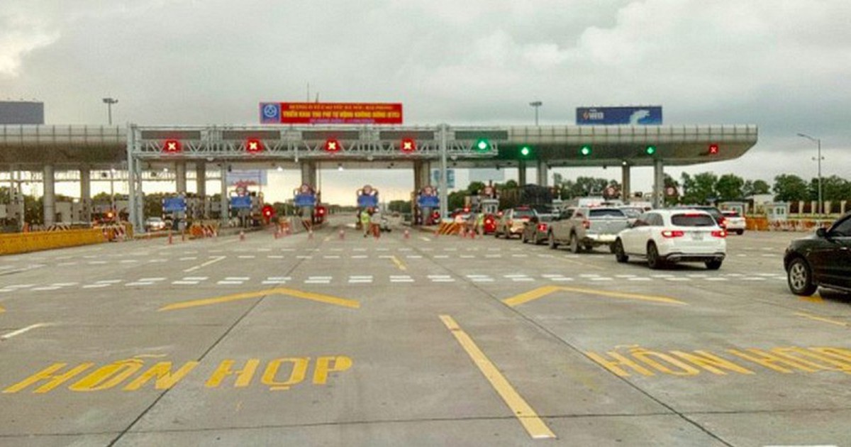 Xe ô tô di chuyển trên tuyến đường cao tốc