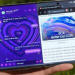 Galaxy Z Fold8 ở trạng thái gập được cầm bằng một tay