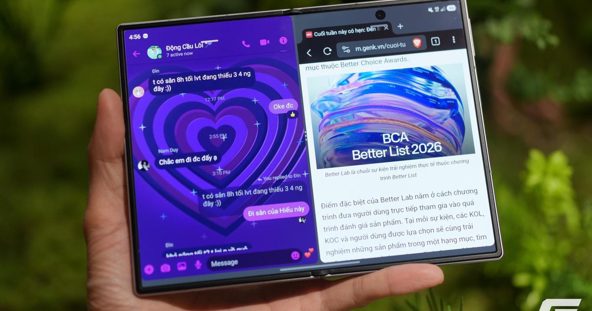 Galaxy Z Fold8 ở trạng thái gập được cầm bằng một tay