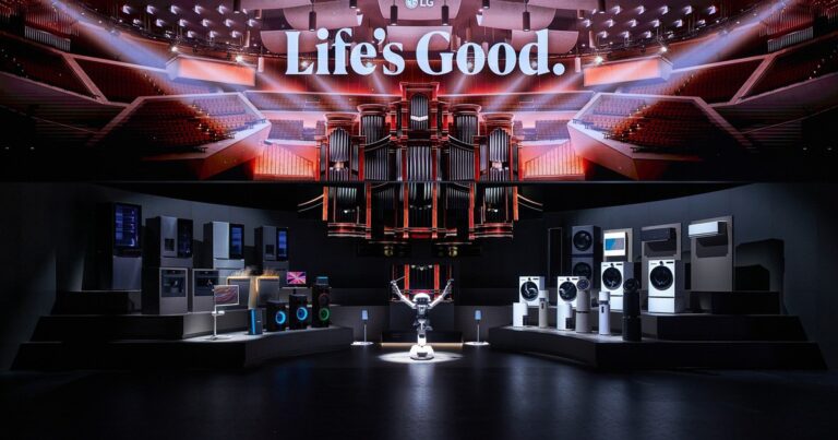Robot LG CLOiD xuất hiện trong màn trình diễn LG AI Orchestra tại IFA 2026