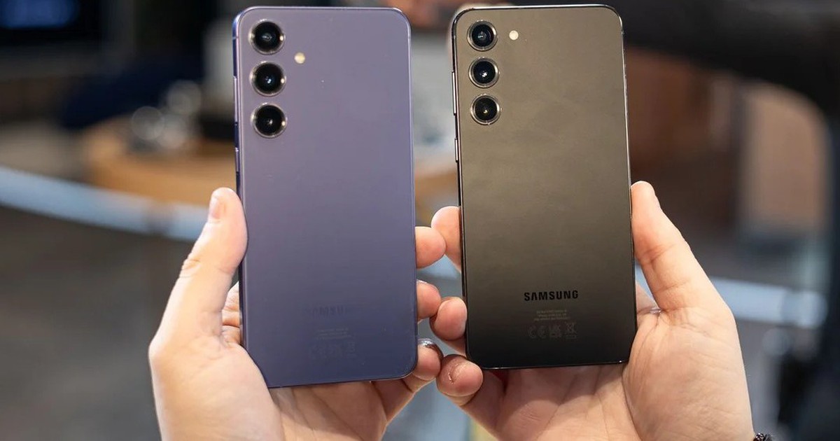 Điện thoại Samsung Galaxy đời cũ hiển thị giao diện sử dụng trên màn hình