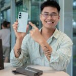 Khách hàng nhận Galaxy S26 FE tại cửa hàng Samsung