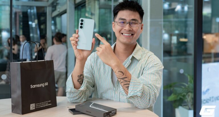 Khách hàng nhận Galaxy S26 FE tại cửa hàng Samsung