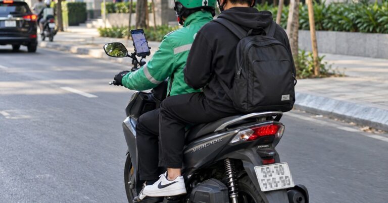 Giao diện Google Maps hiển thị bản đồ theo chế độ Vệ tinh trên điện thoại