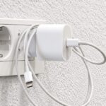 Củ sạc điện thoại vẫn cắm trong ổ điện sau khi rút thiết bị